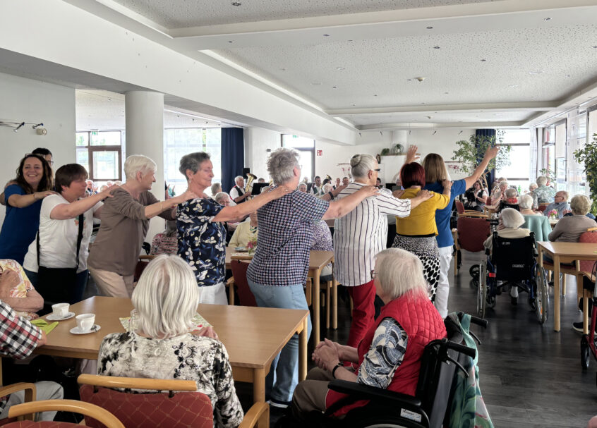 Senioren und Besucher bei der fröhlichen Polonaise
