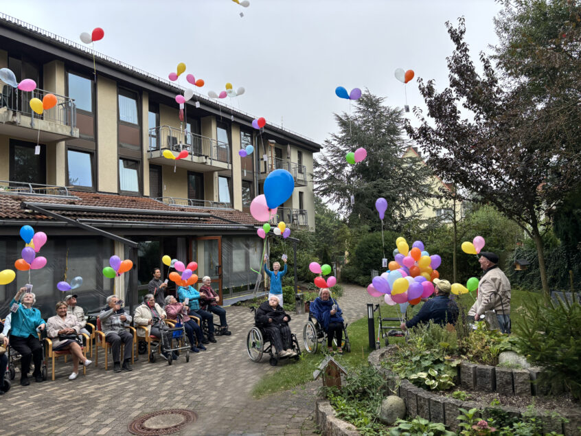 Senioren lassen bunte Luftballons steigen