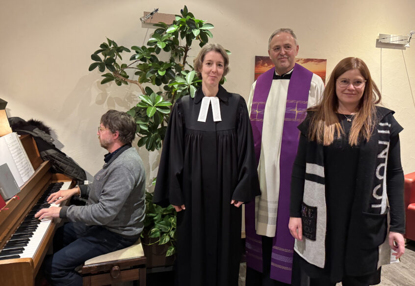 Pianist Olaf Schillmöller, Pfarrerin Manuela Wolske, Pfarrer Bernd Conze und Einrichtungsleitung Ribana Klabunde