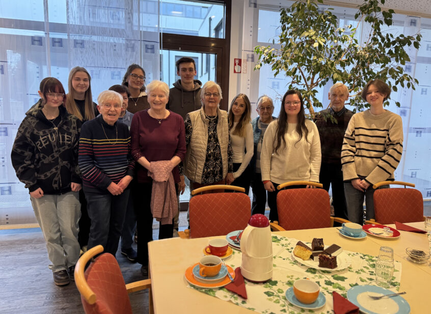 Senioren und Schüler vor der Kaffeetafel