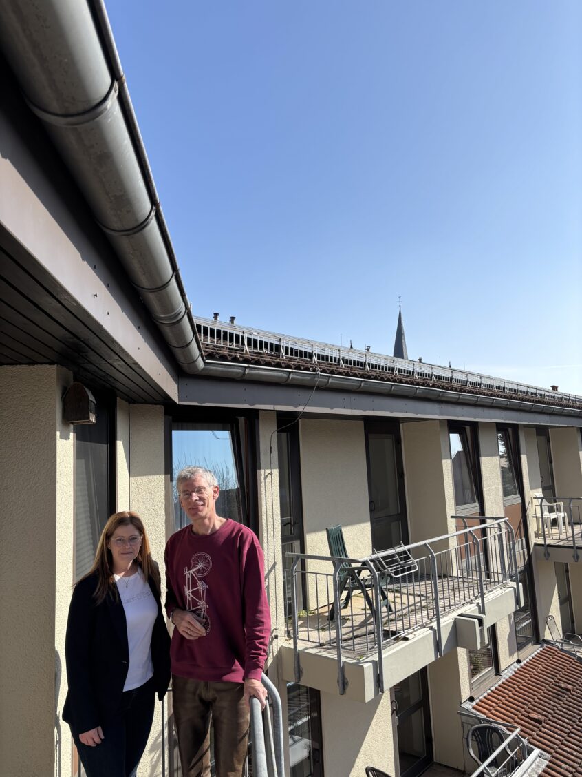 Dr. Peter Koswig und Ribana Klabunde freuen sich über die PV Anlage auf dem Dach des Haus am NOrdwall
