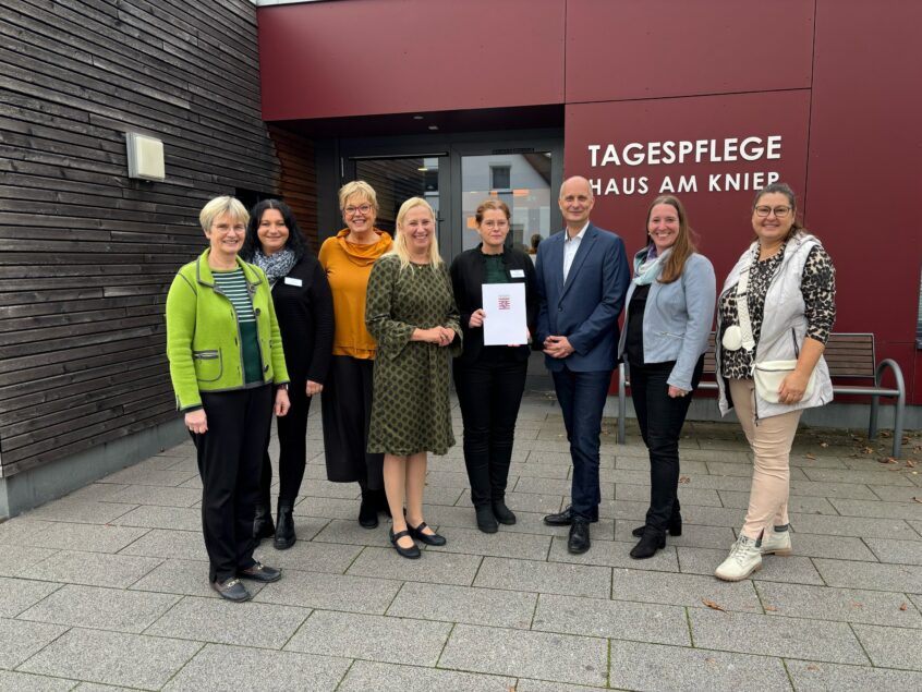 Staatsministerin Diana Stolz überreicht den Förderbescheid an Ribana Klabunde und STefan Kieweg