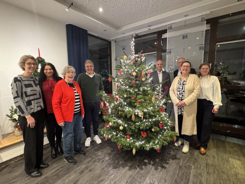 Mitwirkende und Gäste der Weihnachtsfeier freuen sich über die gelungene Veranstaltung