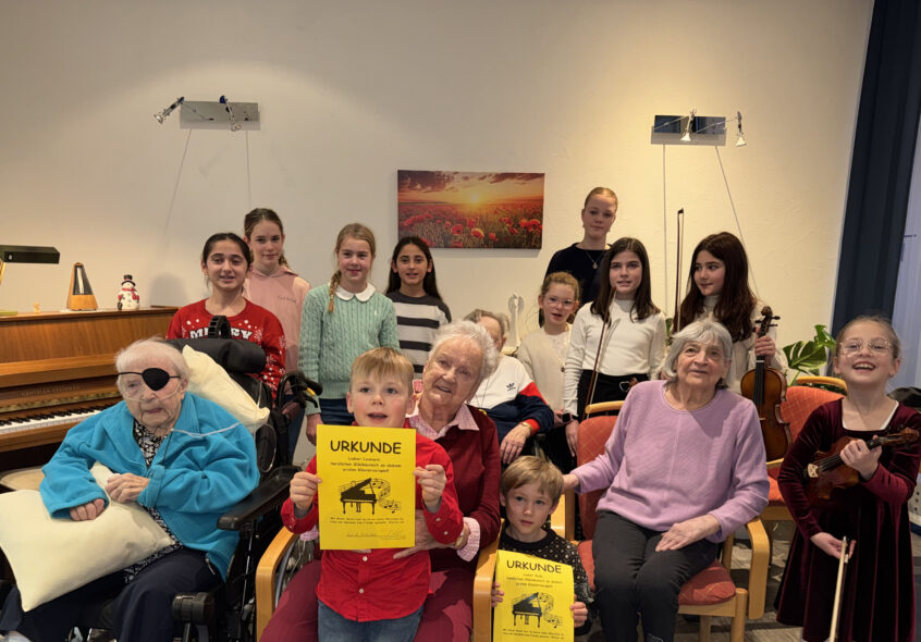 Schüler/innen der Musikschule und Senioren des Haus am Nordwall am Klavier