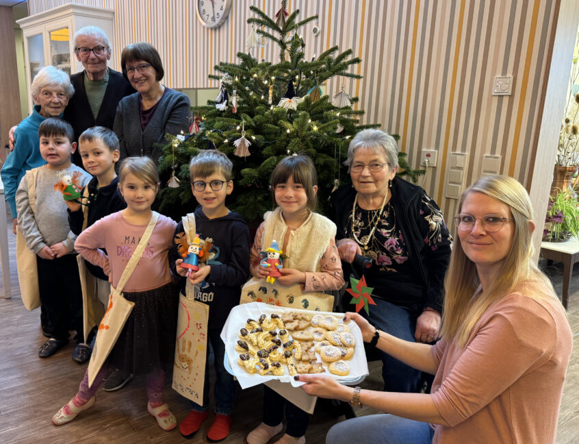 Auch das gemeinsame Plätzchenbacken mit den Kindergarten Kreisel in de Tagespflege ist für alle eine große Freude