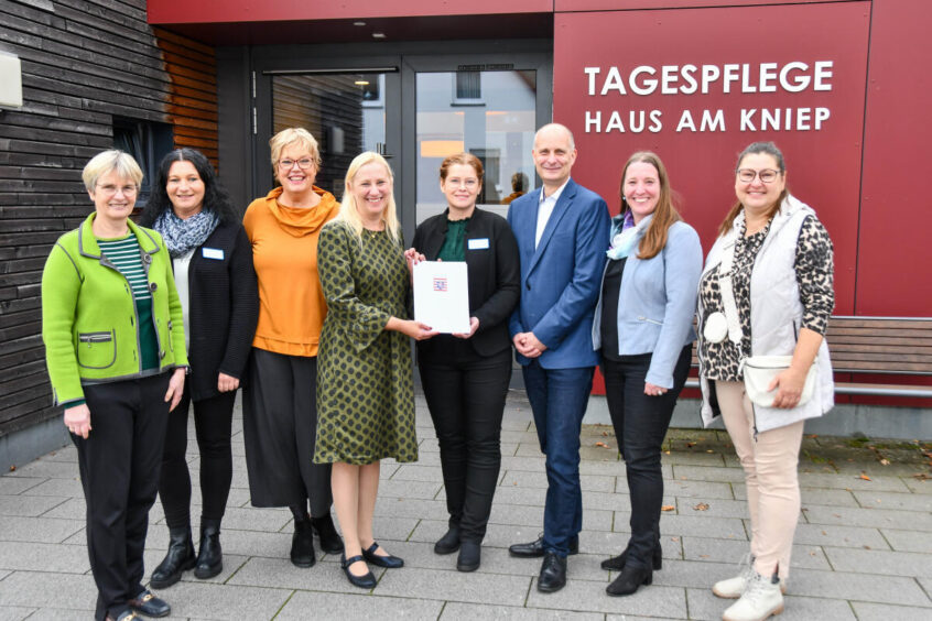 Übergabe des Fördermittelbescheids vor der Tagespflege Haus am Kniep