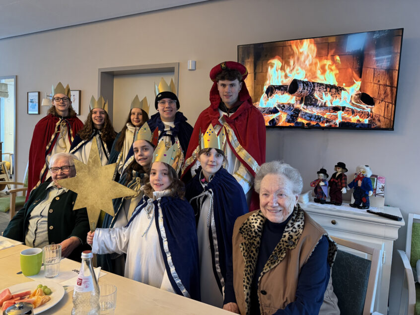Die Sternsinger und Senioren freuen sich über das Beisammensein