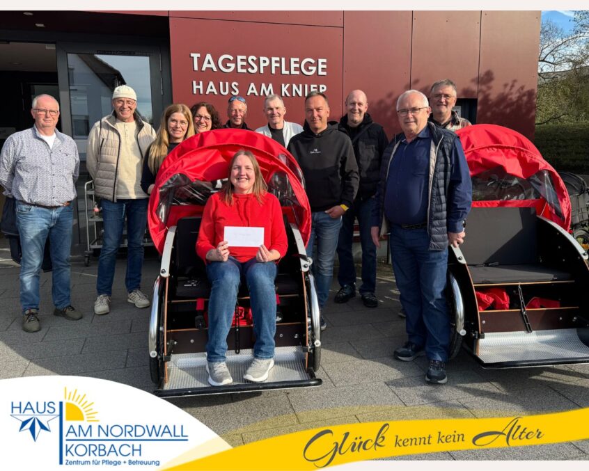 Die ehrenamtlichen Fahrer und Mitarbeitende Haus am Nordwall mit den Rikschas